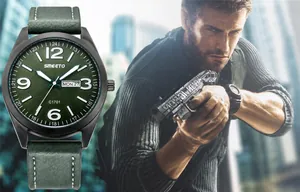 Detalle macro de reloj deportivo militar con esfera verde y visualización de fecha