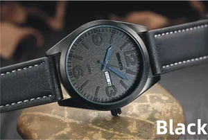 Detalle de reloj deportivo negro con índices azules y calendario sobre piedra de río