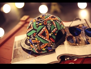 Détail macro du chapeau hip-hop multicolore à bord plat avec fermeture réglable au dos