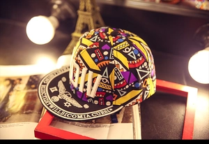 Détail du chapeau hip hop à bord plat avec imprimé graffiti et broderie DW et slogan