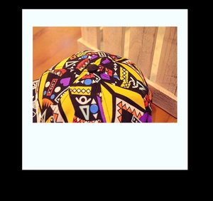 Vue détaillée du haut d'une casquette hip-hop avec des motifs ethniques colorés