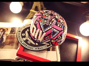 Détail de casquette hip-hop colorée avec broderie 3D DIV et visière plate tendance