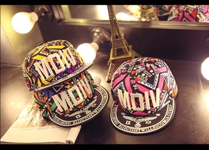 Détail de la casquette hip-hop avec graffiti coloré, broderie MDIV et visière plate