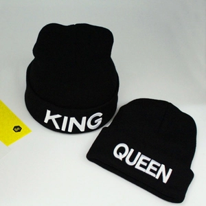 Set di berretti neri con ricamo 3D KING e QUEEN bianco sui risvolti dei cappelli