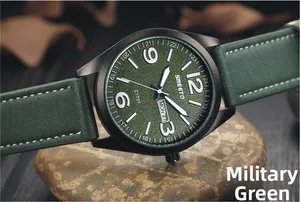 Primer plano de la esfera verde oscuro con fecha y correa de cuero de estilo militar