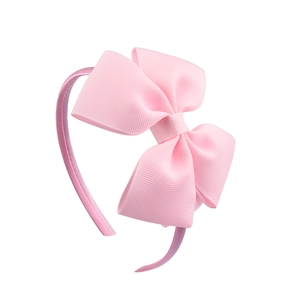 Detail eines rosa doppellagigen Haarreifens mit Schleife aus Ripsband und Stoffhülle