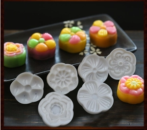 Dettaglio dello stampo per mooncake con decori floreali 3D per pasticceria domestica
