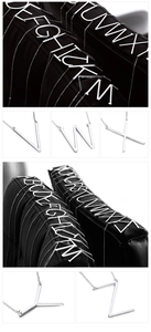 Detailansicht der 26 Buchstaben-Anhänger in Silber-Optik mit feiner Ankerkette