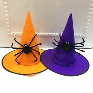 Vista de detalle de sombreros de bruja para Halloween en morado y naranja con arañas