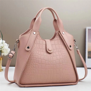 Elegante borsa a mano rosa con trama a coccodrillo, manici e tracolla regolabile