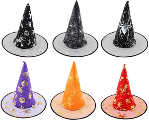 Chapeaux de sorcière d'Halloween assortis avec motifs toile d'araignée pour fête déguisée.