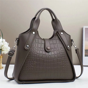 Elegante borsa a mano tortora scuro con motivo a pietra e tracolla regolabile da donna