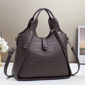 Elegante borsa a mano marrone scuro in pelle goffrata coccodrillo con manici in metallo