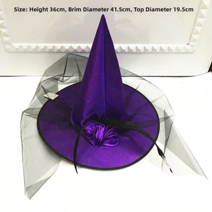 Chapeau de sorciere violet d'Halloween avec voile noir et belle decoration de roses.