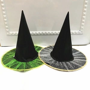 Vue détaillée de chapeaux de sorcière d'Halloween avec cône noir et bord en maille colorée pour fête.