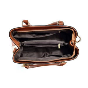Détail de l'intérieur du sac à main en PU marron montrant les compartiments et ferrures