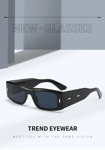 Detail einer eckigen schwarzen Sonnenbrille mit seitlichen Metallnieten und dunklen Gläsern