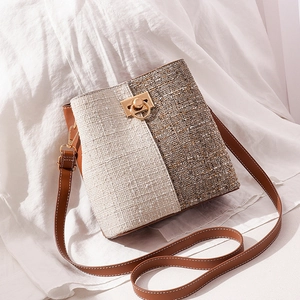 Sac seau tendance en tweed et cuir marron avec boucle dorée et bandoulière réglable