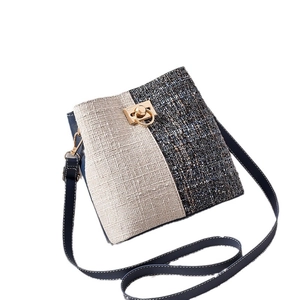 Sac seau minimaliste en tweed avec fermoir anneau doré et bandoulière en cuir bleu marine