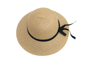 Détail d'un chapeau de paille beige avec un élégant ruban à nœud noir pour femme