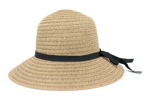 Détail du chapeau de paille tissé à la main avec un ruban noir élégant en nœud