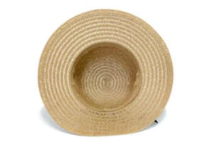 Vue détaillée de l'intérieur d'un chapeau de paille tressé avec texture et bandeau