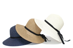 Trois chapeaux de soleil en paille pliables en bleu, kaki et blanc avec nœuds noirs