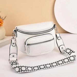 Weiße Satteltasche aus Litschileder mit Silber-Reißverschluss und Canvas-Gurt