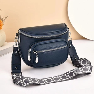 Detail der dunkelblauen Tasche mit Kieselstruktur, Silber-Zippern und Web-Trageriemen