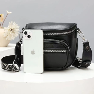 Schwarze Crossbody-Tasche aus Leder mit Reißverschlusstaschen und breitem Schultergurt