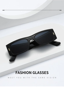 Detailansicht der schwarzen rechteckigen Mode-Sonnenbrille mit goldenen Metallakzenten