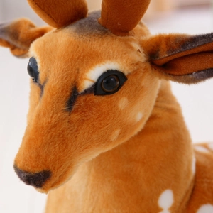 Süße Giraffe Plüschtier mit weichem Fell und weißen Flecken, ideal als Geburtstagsgeschenk