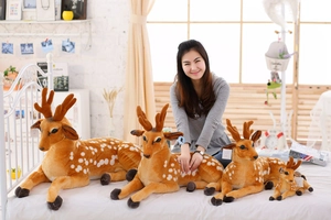Vierteiliges Set aus Plüsch-Giraffen in verschiedenen Größen für Kinderzimmer Deko