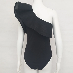 Dettaglio di un costume da bagno nero monospalla con balza in mesh e tessuto elasticizzato