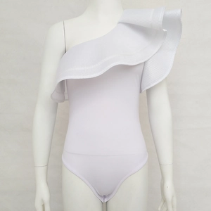 Dettaglio del body bianco a spalle scoperte con eleganti volant sulla scollatura