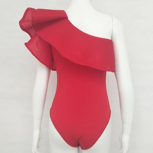 Dettaglio del costume da bagno rosso monospalla con balze in rete sul retro dell'articolo