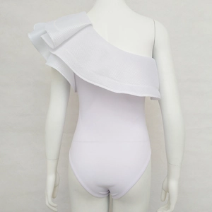 Vista posteriore del costume intero bianco monospalla con volant e trama a rete