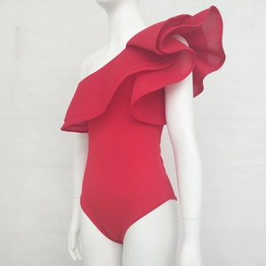 Dettaglio del body rosso monospalla con ampie ruches in rete su tessuto elasticizzato