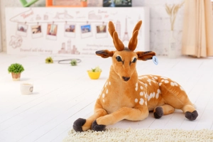 Nahaufnahme eines weichen Giraffen Plüschtiers in Liegeposition mit realistischen Details