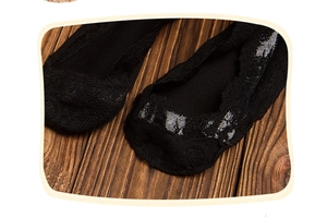 Detail der rutschfesten Silikon-Ferse bei schwarzen unsichtbaren Baumwollsocken