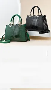 Détail de sacs à main motif crocodile avec garnitures cœur et bords ondulés