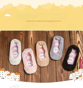 Detail von fünf Paar Kinder-Spitzensocken in verschiedenen Farben mit Baumwollsohle