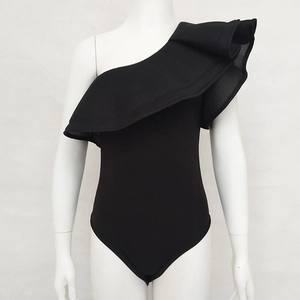 Dettaglio di un costume intero nero monospalla con volant in rete e tessuto elastico