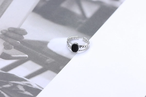 Close-up of S925 sterling silver chain ring with oval black onyx stone inlay