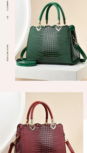 Détail de la texture crocodile et de la poignée en métal en forme de cœur du sac à main