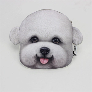 Lindo monedero de peluche de perro bichón blanco con textura suave y etiqueta de marca