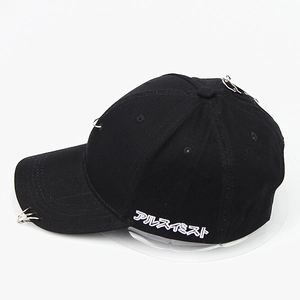 Casquette de baseball noire style hip-hop avec anneaux métalliques et broderie latérale