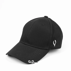 Détail d'une casquette de baseball noire en coton avec des anneaux en métal argenté