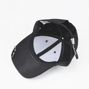 Casquette de baseball en coton noir avec anneaux métalliques et sangle à texte blanc
