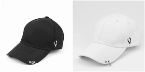 Détail de casquettes de baseball noires et blanches avec anneaux et broderie V